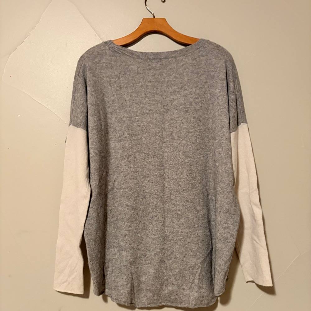 Vince Women's Laine Wool Cashmere Color Block Sweater Size M Gray Cream Knit Top - Picture 2 of 6